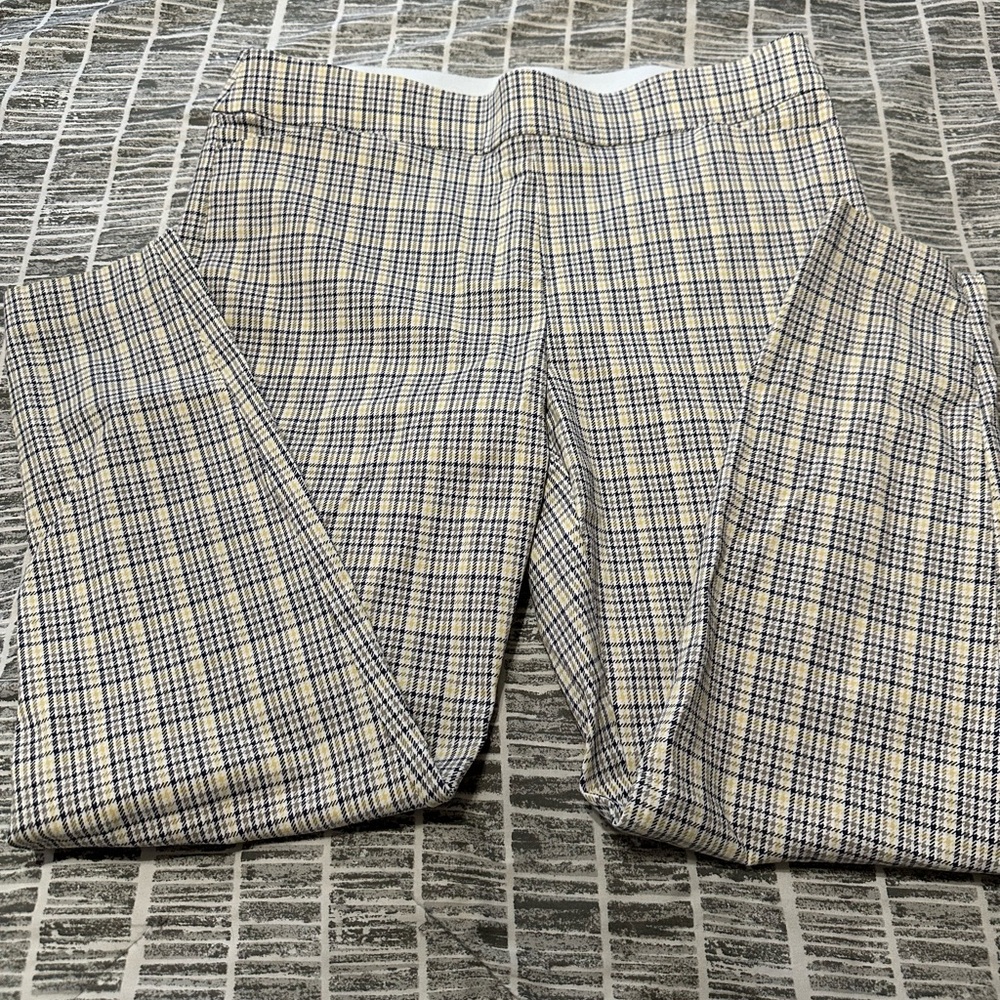 Maurices White and Yellow Cropped Pants with Lightweight Design